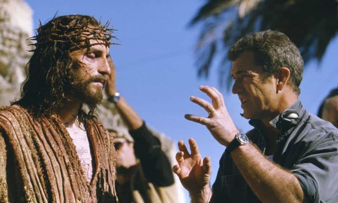 Jim Caviezel sob a direção de Mel Gibson durante as filmagens do filme de 2004 Foto: Divulgação