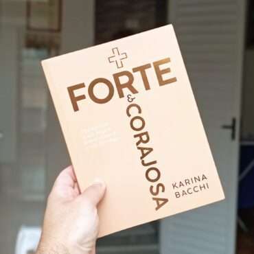 Livro + Forte & Corajosa de Karina Bacchi